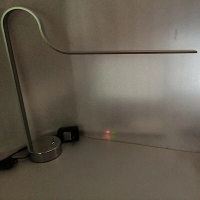 MODERNA LAMPADA DA TAVOLO A LED PAN TAV405 in ALLUMINIO colore grigio-argento - Immagine 1 di 4