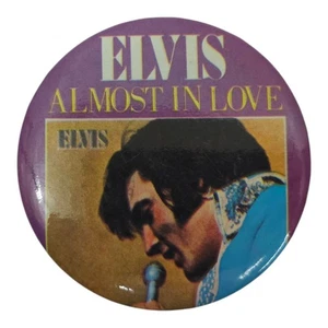 Elvis Presley Almost In Love Pinback Vintage Bottone Distintivo Memorabilia Souvenir - Foto 1 di 7