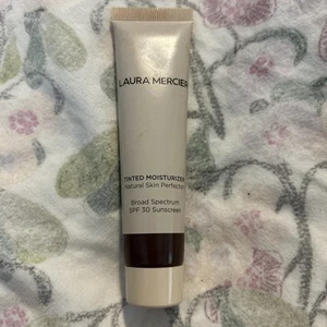 Crema hidratante tintada Laura Mercier, 6C1 CACAO, 0,8 oz. NUEVO PRECINTADO - Imagen 1 de 2