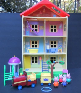 Peppa Pig Lichter und Geräusche Familie Haus Figuren Möbel Zug FUNKTIONIERT VIDEO - Bild 1 von 23