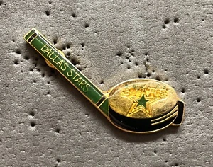 Dallas Stars Puck & Stick NHL Hockey Pin - Imagen 1 de 1
