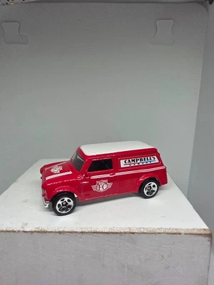 Mini furgoneta Hot Wheels '67 Austin roja (2016) suelta como nueva Foto 1 de 4