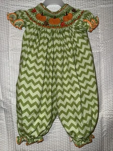 Anavini handgesmokt grün Chevron 3 Monate Einteiler Kürbisse Herbst - Bild 1 von 6