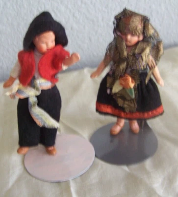 3 1/2" TODO ORIGINAL Pintado Bisque Antiguo Pareja Niño Niña en Trajes Europeos Foto 1 de 4