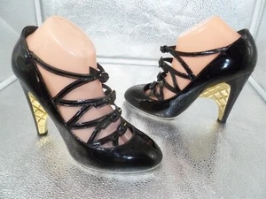AUTÉNTICA CUÑA DE ORO ACOLCHADA CHANEL NEGRA PATENTE EU 41 C EE. UU. 10.5 - Imagen 1 de 11