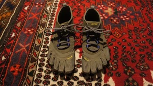 Scarpe sneakers Vibram FiveFingers V-Trek 18W7402 da donna verdi taglia 9-9,5 US - Foto 1 di 9