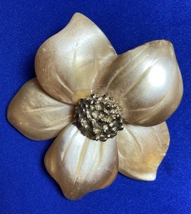 VINTAGE Pearlized Flower Brooch Clip, Gold-Tone Center, Large Floral 2.25” - Picture 1 of 13