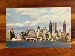 Lower Manhattan Skyline New York City NYC Vintage Postkarte verschickt 1962 Vintage - Bild 1 von 3