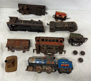 Lot de trains anciens jouet en l'état à restaurer - Picture 1 of 11