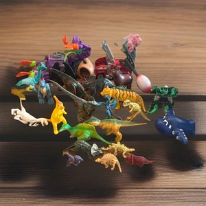 Dinosaurio y varios pequeños artículos de juguete - Imagen 1 de 7