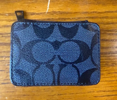 Estuche para pastillas Coach Foto 1 de 4