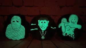 (3) RARE Halloween Glow in the Dark 3D Mummy, Ghost, Dracula Resin Wall Vtg Lot - Picture 1 of 12