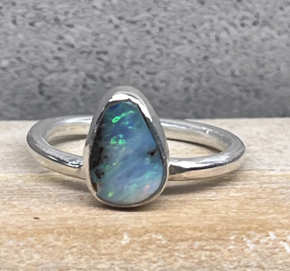 Anillo artesanal australiano de roca azul ópalo, verde flash, esterlina, talla 7, 2,8 gr. Foto 1 de 4