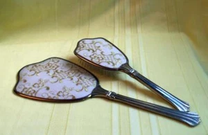 Antiguo VANITY Set-ESPEJO DE MANO Y CEPILLO DE MANO Tono Dorado Metal Oro Bordado - Imagen 1 de 4