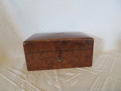 ancienne boite à couture ou à bijoux plaquage de loupe intérieur soie capitonné - Photo 1/4