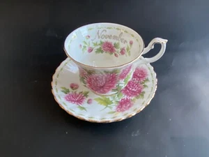 Royal Albert Flower Of The Month Series (November Chrysanthemum)Teacup Saucer - Foto 1 di 5