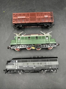 Lote de 3 trenes a escala HO - NY Central 1626, PRR Stock Car y Green Electric Loco. - Imagen 1 de 20