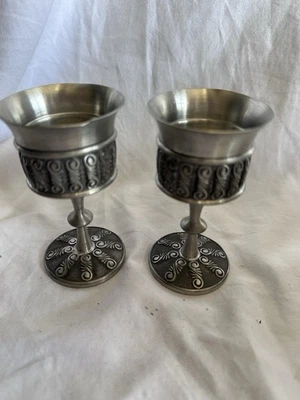 2 copas de vino alemanas vintage de peltre, en relieve. 3,5” de alto. Ver detalles Foto 1 de 3