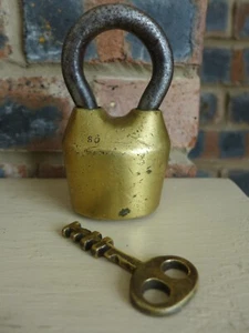 Antiguo candado grande de latón con una llave en funcionamiento más de 0,8 kg coleccionista DU11 - Imagen 1 de 7