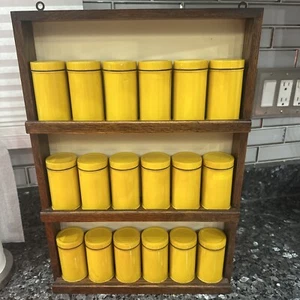 Portaspezie vintage MCM giallo COPCO in legno con 18 barattoli di latta gialli originali - Foto 1 di 12