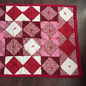 Edredón vintage 62”x52” mezcla de poliéster rojo respaldo suave - Imagen 1 de 7