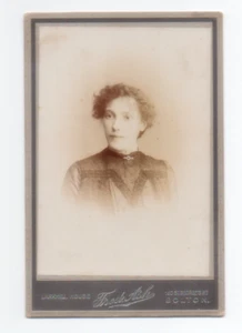 ALTES KABINETTFOTO JUNGE DAME KURZE LOCKIGE HAARE VON FRED ASH IN BOLTON, UK - Bild 1 von 2