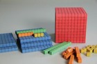 Farbiges Dienes Grundsortiment 121 teilig Mathematische Würfel Montessori