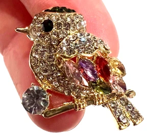 Schwarze Kappe Chickadee Vogel auf einem Ast Strass Brosche Pin 1" groß - Bild 1 von 4