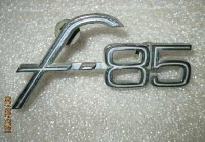 1964-1965 OLDSMOBILE F-85 GUARDABARROS EMBLEMA INSIGNIA FABRICANTE ORIGINAL DE FÁBRICA Foto 1 de 3