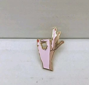 Emily Brooks OK Pin Badge Revers Mütze Mantel Tasche Rucksack - Bild 1 von 4