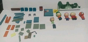Juegos de juguetes South Park McFarlane incompletos algunas piezas de parada de autobús y aula - Imagen 1 de 9