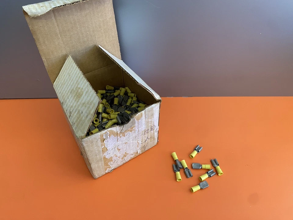 3M Female Disconnect Vinyl Insulated Butted Seam 12-10 AWG MVU10-375DFK Qty 450 - Image 1 of 4