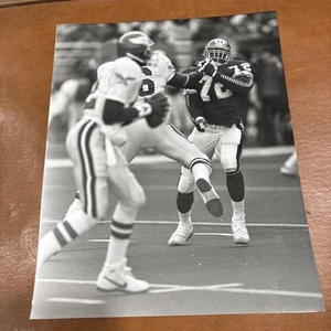 Pressefoto Dexter Manley von Washington Redskins, umgeben von Gegnern - Bild 1 von 4