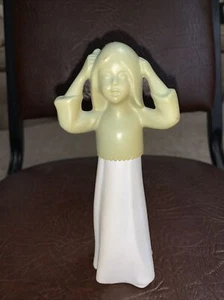 AVON KARAFFE, SÜSSES MÄDCHEN MIT GRÜNEM OBERTEIL & WEISSEM UNTERTEIL, DAS SICH DIE HAARE BÜRSTET - Bild 1 von 6