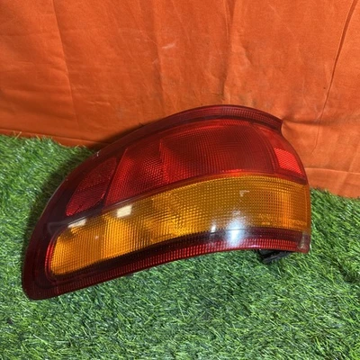 Luz trasera montada en panel cuarto lado conductor izquierdo Toyota Previa 1991-1997 Foto 1 de 4