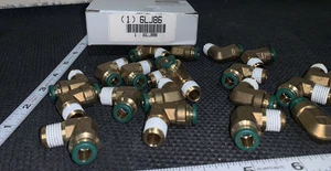 Lotto (22 pz) adattatori tubo 5/16" x 1/4" MPT 90° connettori gomiti push on - Foto 1 di 7