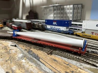HO Scale Wind Turbine Blade Flat Car Load - Image 1 of 4