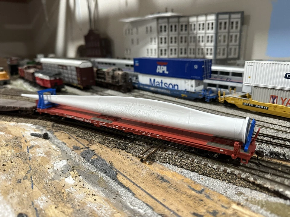 HO Scale Wind Turbine Blade Flat Car Load - Image 1 of 4