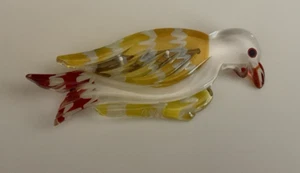 Vintage klare Plexiglas umgekehrt geschnitzte Tier/Vogel Anstecknadel oder Brosche - gelb/rot - Bild 1 von 5