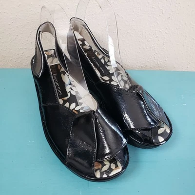 Босоножки женские Bernie Mev 41 черные лакированные с открытым носком на танкетке с крючком и петлей удобные туфли - Изображение 1 из 4