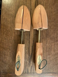 Woodlore Split Toe Adjustable Shoe Tree Wooden Cedar Forms Unisex - Bild 1 von 3