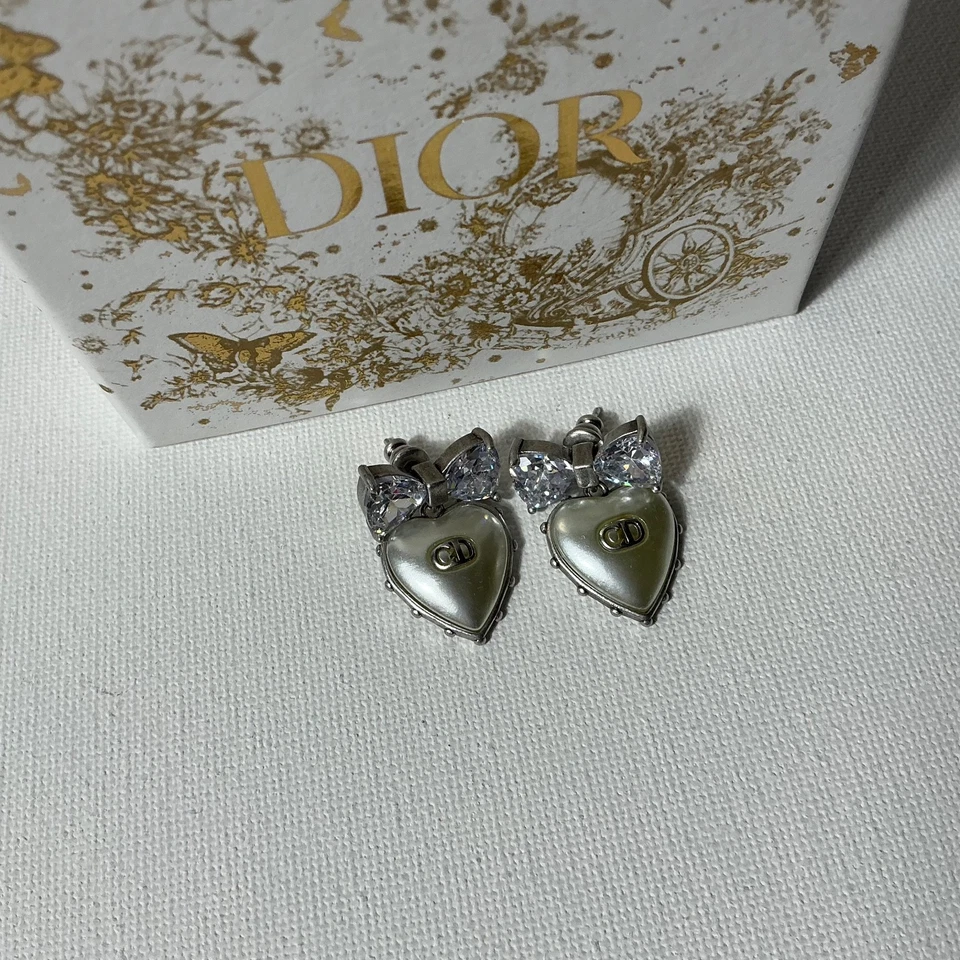 Pendientes Dior corazón blanco con lazo de plata Foto 1 de 3
