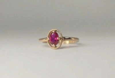 Anillo solitario de diamantes rubí rojo ovalado creado en laboratorio de 1,50 quilates enchapado en oro amarillo de 14 quilates Foto 1 de 4