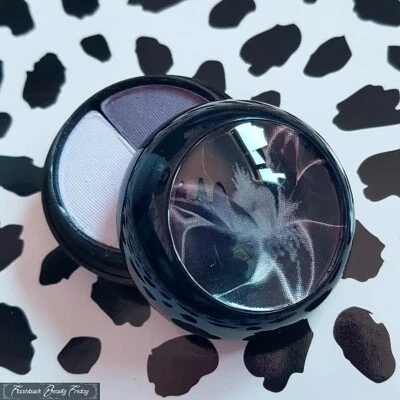 BENEFIT COSMETICS SOMBRA DE OJOS ORQUÍDEA NEGRA "FATE MADE ME DO IT" CARBÓN/LAVANDA Foto 1 de 2