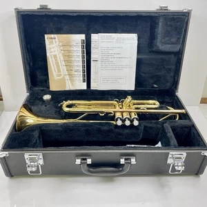 Yamaha Gold Brass Trumpet YTR -2330 With Mouthpiece & Original Case - Foto 1 di 11