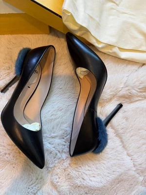 Zapatos de tacón Fendi de piel de visón negro/azul marino talla 36 Pre Loved 4 pulgadas Foto 1 de 3