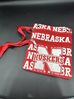 Nebraska Huskers Rojo Cremallera Cuello Cartera Cordón Bolsa Día del Juego Fan Gear Foto 1 de 2