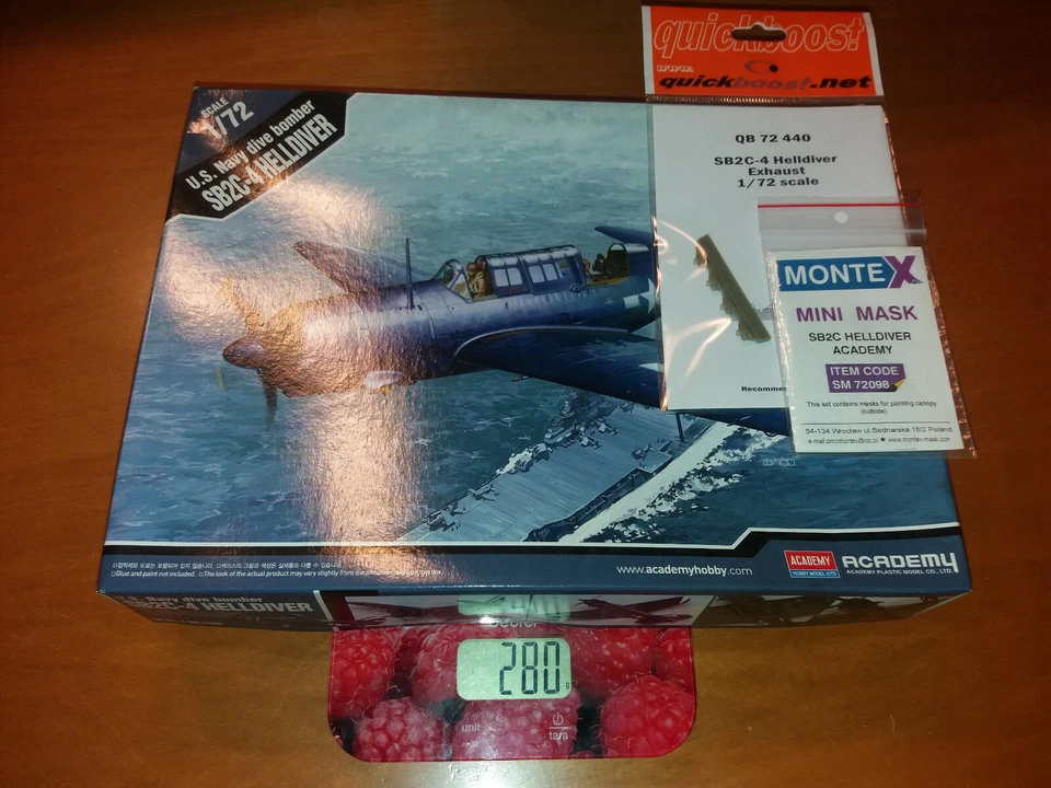 ACADEMY 12406 + QUICK BOOST 72440 + MONTEX SM 72098 - SB2C-4 'HELLDIVER' - 1/72 - Immagine 1 di 1