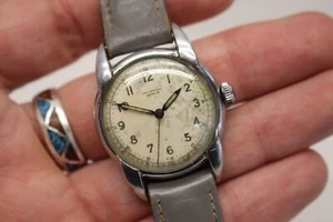 Orologio manuale anni 50 UNIVERSAL GENEVE QUADRANTE MILITARE funzionante RARO DESIGN CASSA 31mm - Foto 1 di 12