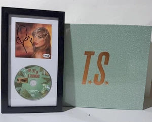 Taylor Swift Showgirl Gr. XS Sweatshirt mit Rundhalsausschnitt Box + SIGNIERTE gerahmte CD JSA COA! - Bild 1 von 7
